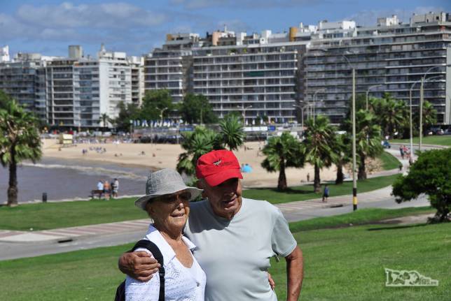 O Joca e a Ixa, pais do Rodrigo, chegam a Pocitos, bairro de Montevideo, no Uruguai
